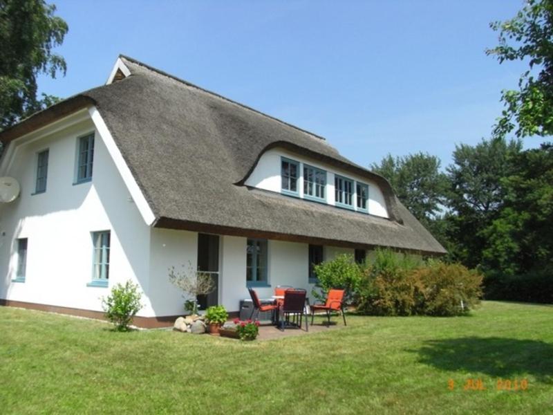 una casa blanca con techo de gambrel en Landhaus Klein Kubitz WE8864, en Ummanz