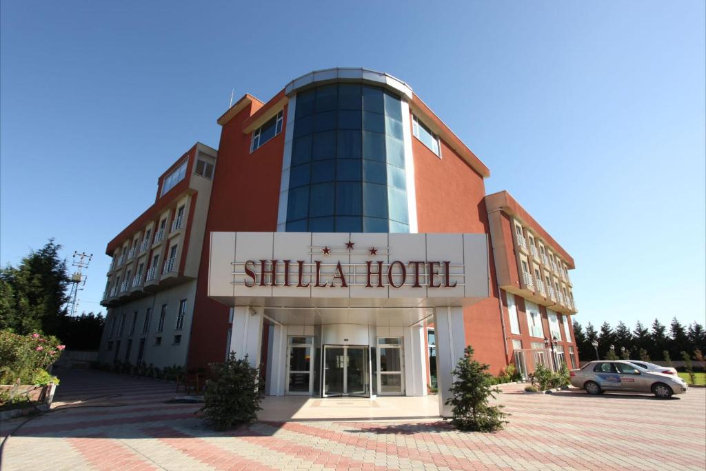 un edificio con un cartel que lee Hotel Shilla en Shilla Hotel en Velimeşe