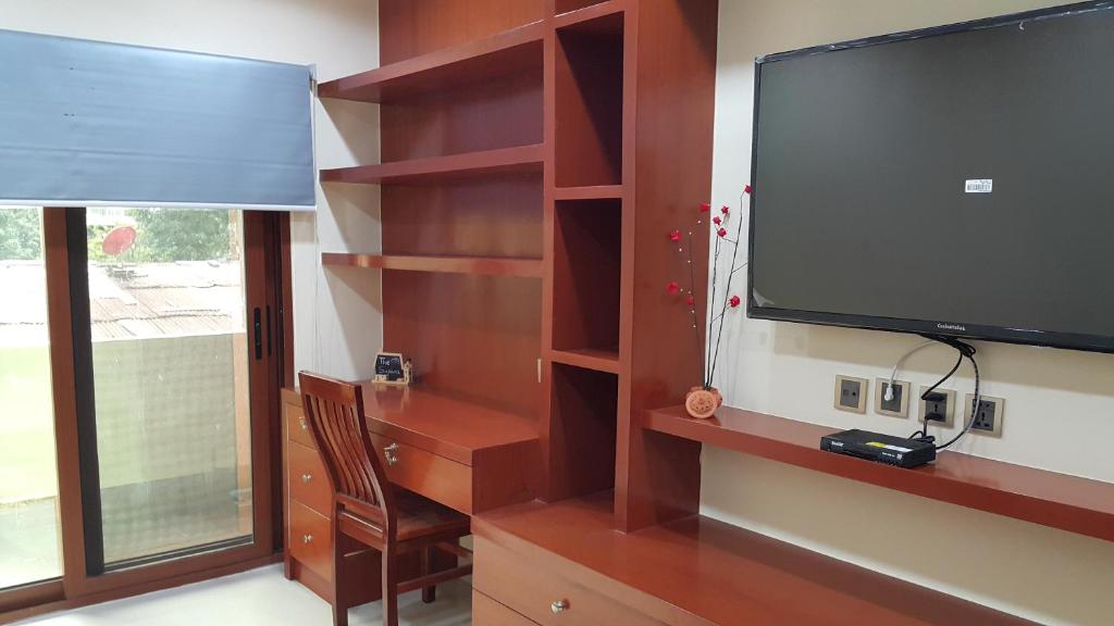 TV a/nebo společenská místnost v ubytování The Supara