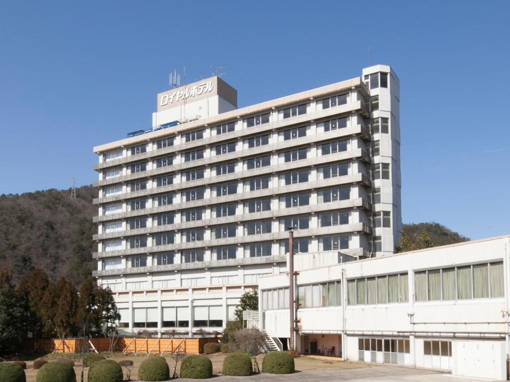 un grand bâtiment blanc avec un hôtel dans l'établissement Misasa Royal Hotel, à Misasa