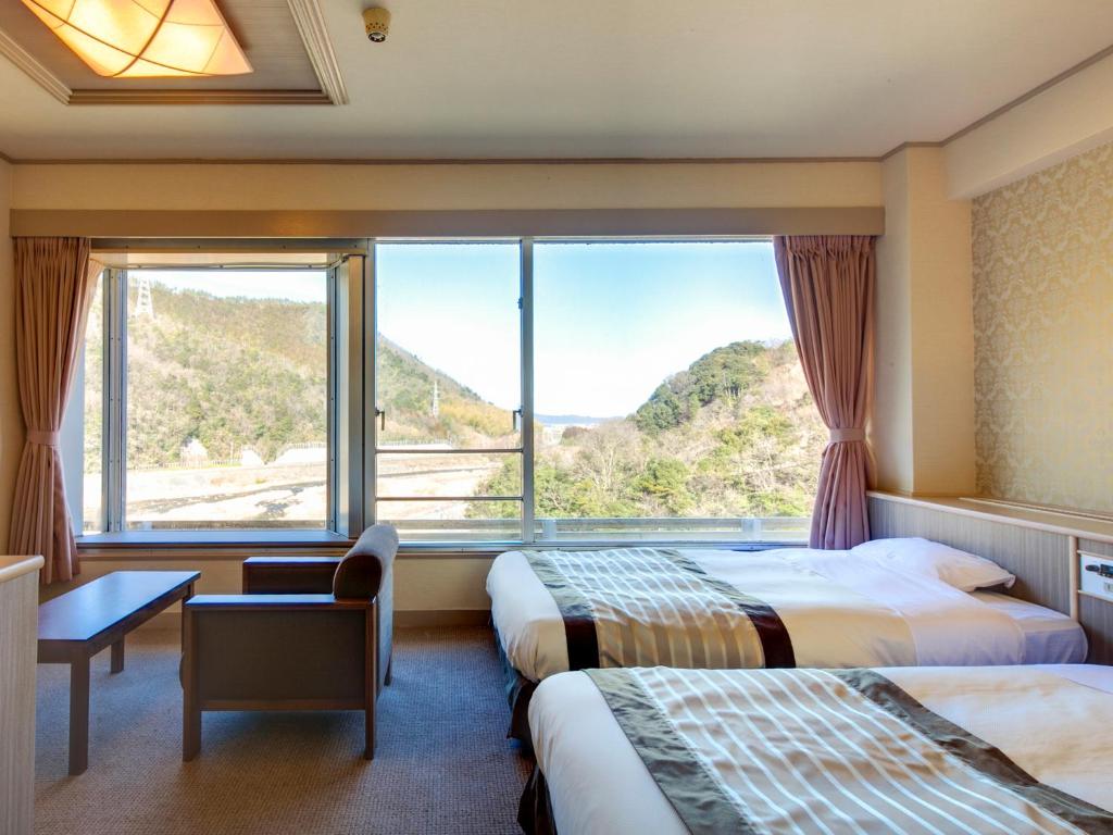 Postel nebo postele na pokoji v ubytování Misasa Royal Hotel
