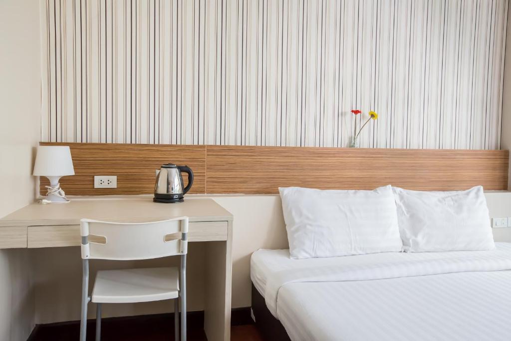 Postel nebo postele na pokoji v ubytování Snooze Hotel Thonglor Bangkok
