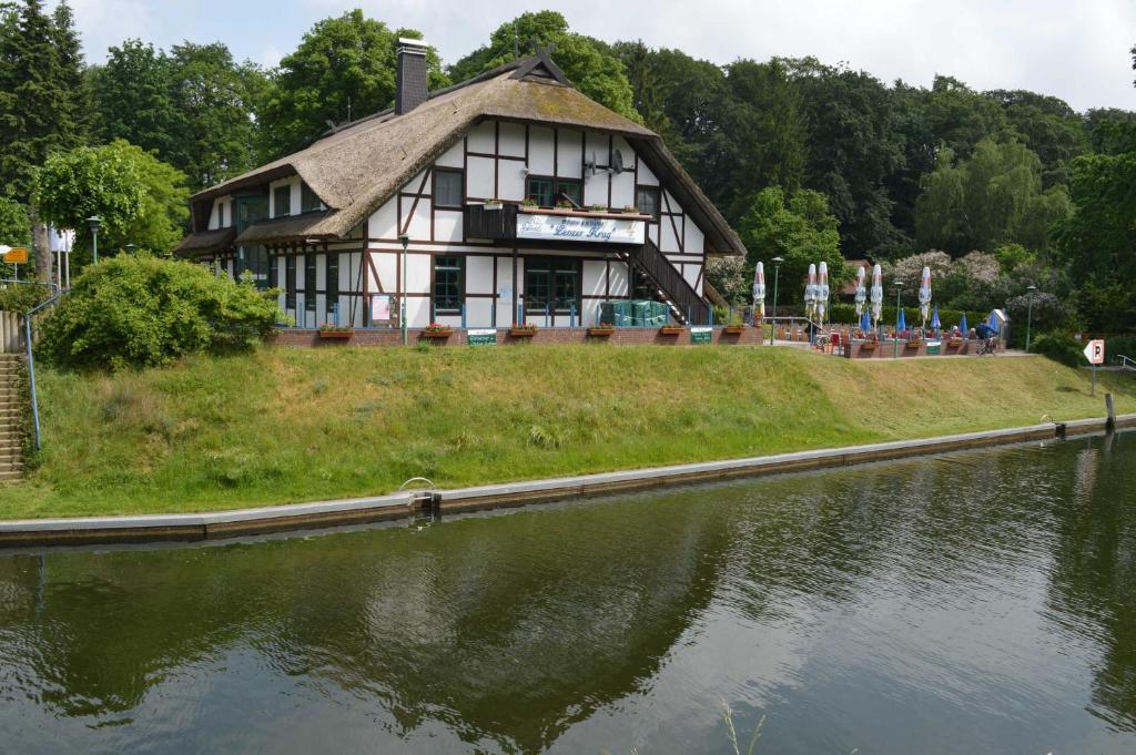 Das Gebäude in dem sich das Ferienhaus befindet