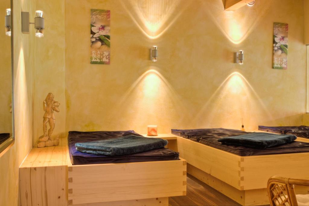 Postel nebo postele na pokoji v ubytování Bergsporthotel Antonie