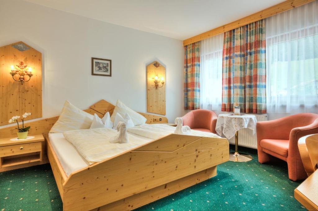 Postel nebo postele na pokoji v ubytování Bergsporthotel Antonie