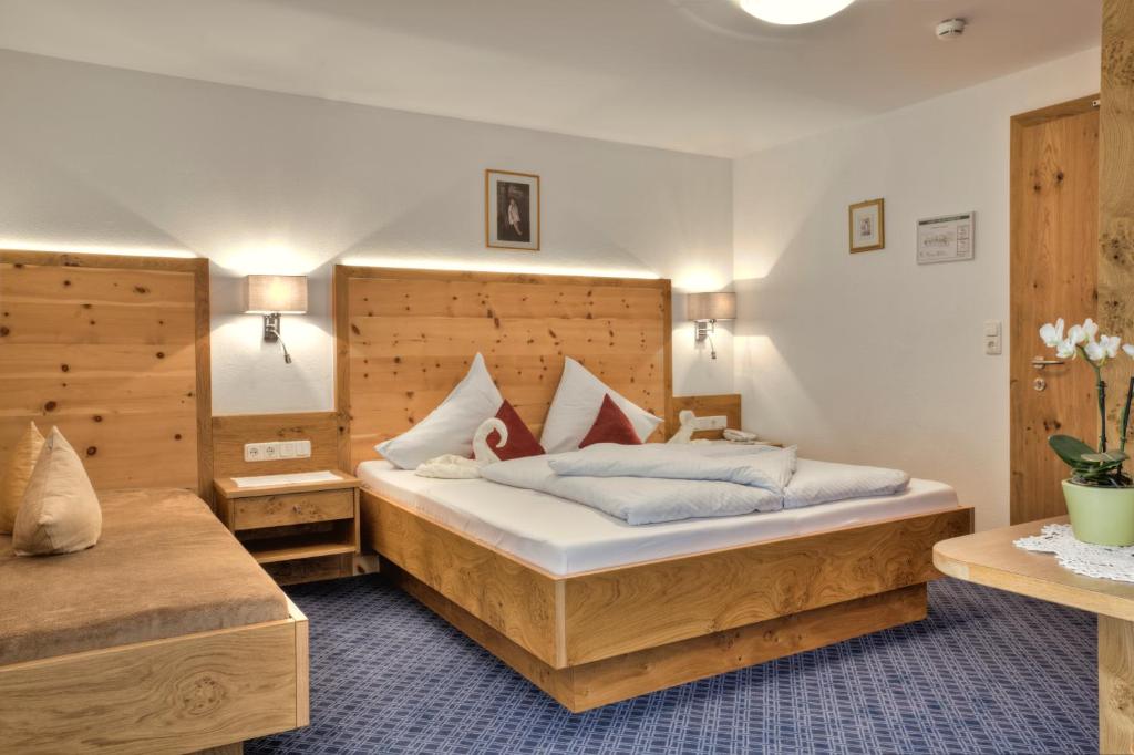 Postel nebo postele na pokoji v ubytování Bergsporthotel Antonie