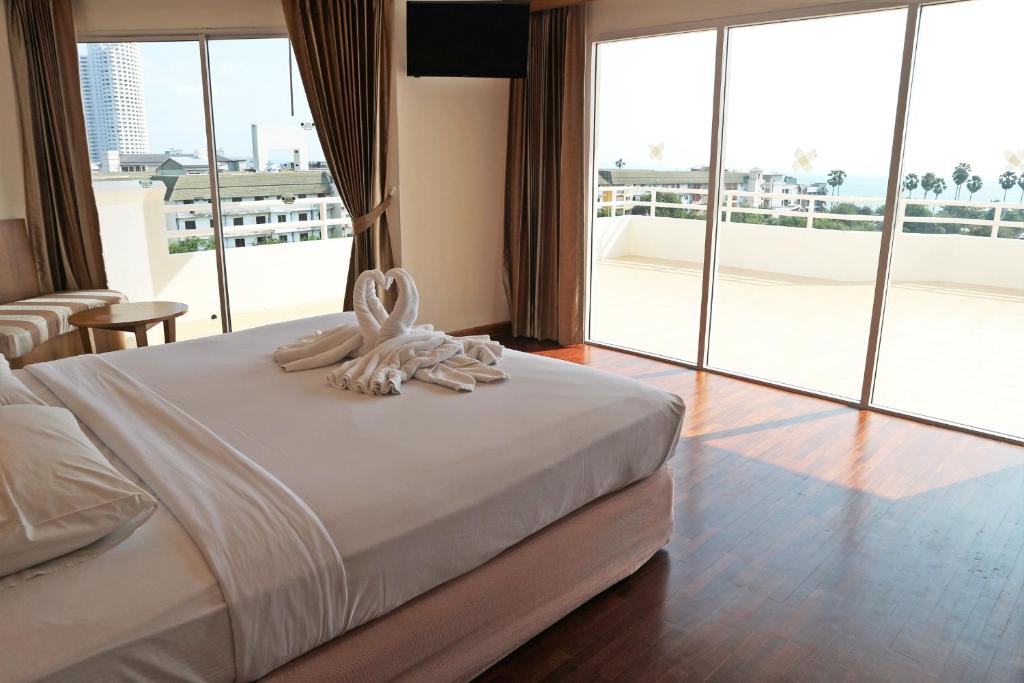 Postel nebo postele na pokoji v ubytování Welcome Jomtien Beach Hotel