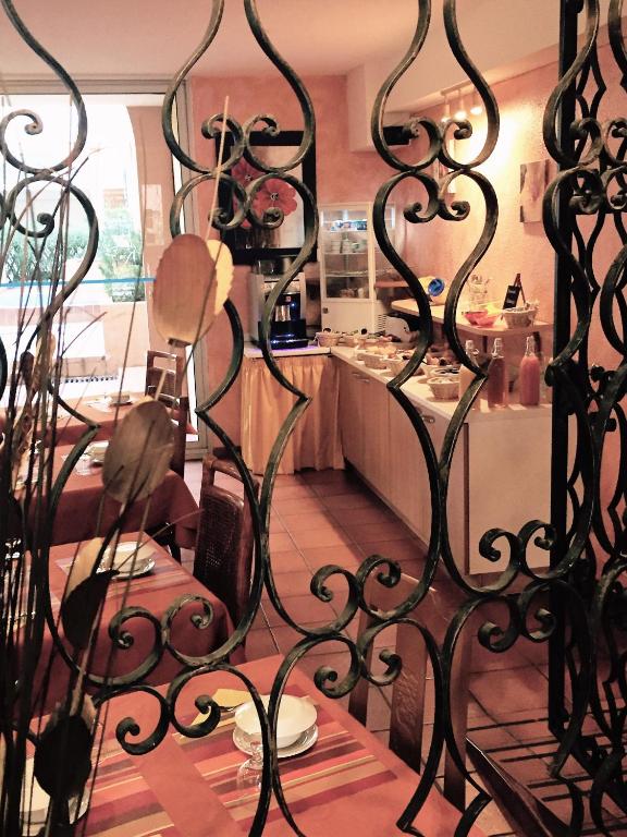 a store window with a wrought iron gate at Hotel Alhambra in Cap d&#39;Agde