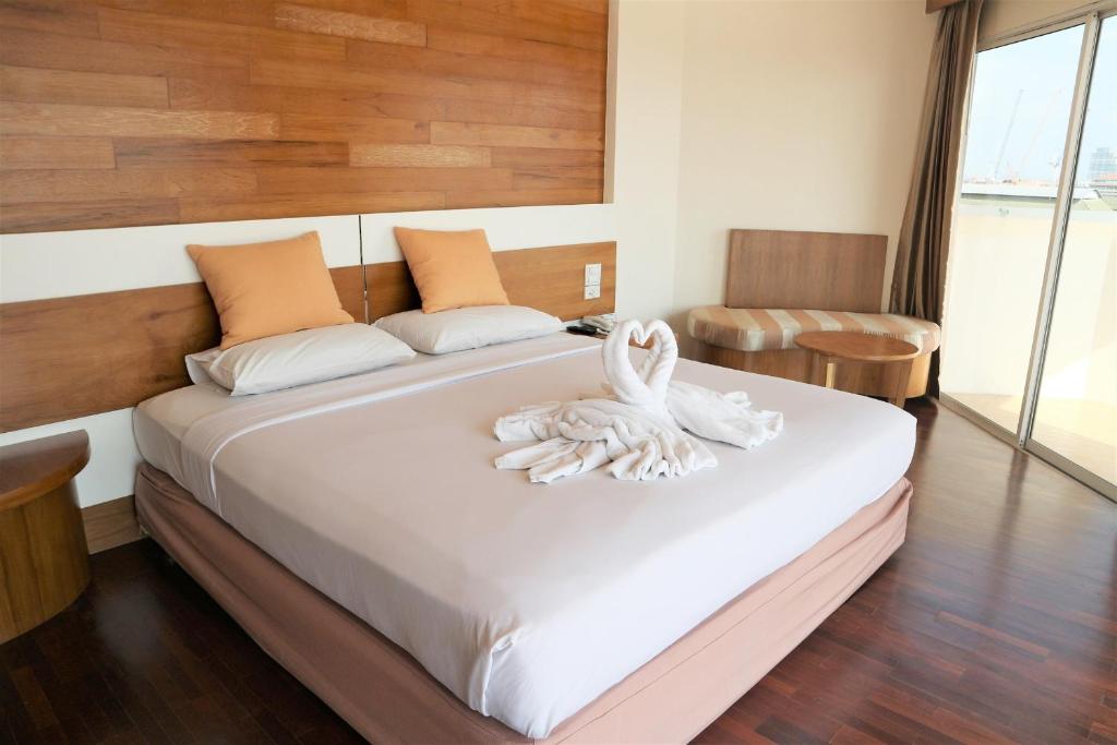 Postel nebo postele na pokoji v ubytování Welcome Jomtien Beach Hotel