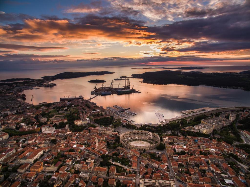 uma vista aérea de um porto ao pôr-do-sol em Pula City Center Accommodation with FREE Parking em Pula