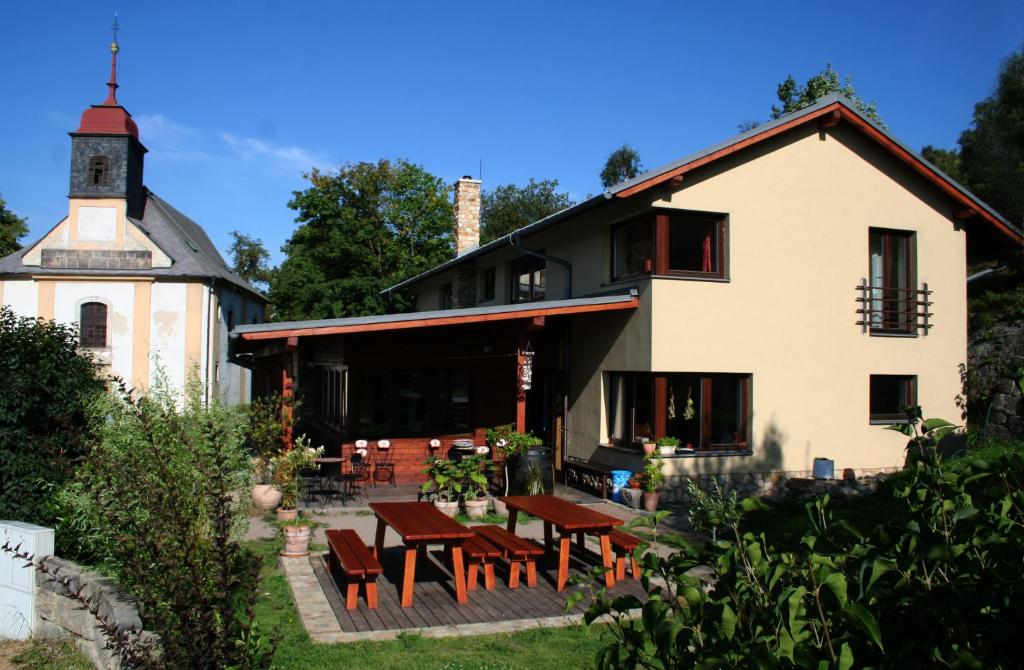 une maison avec une table et des chaises devant elle dans l'établissement Refugio, à Tisá