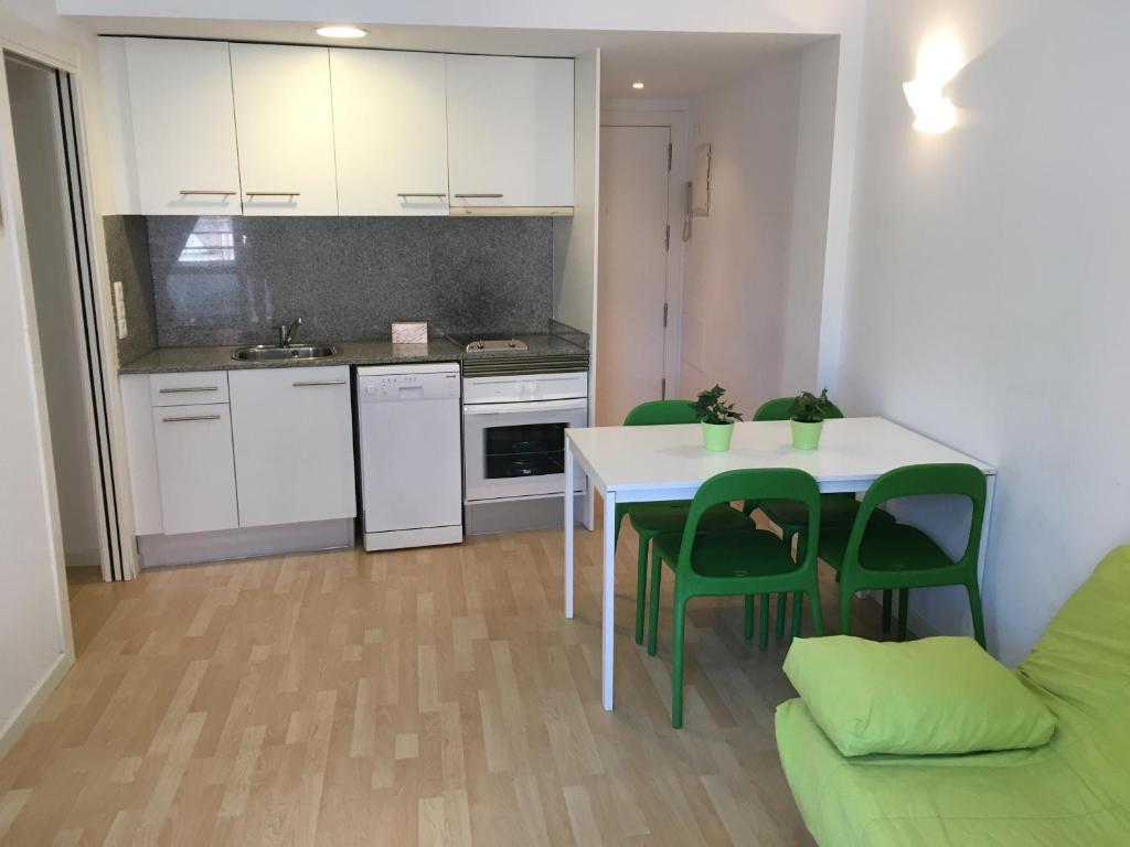 Kuchyňa alebo kuchynka v ubytovaní Apartaments Muntaner I