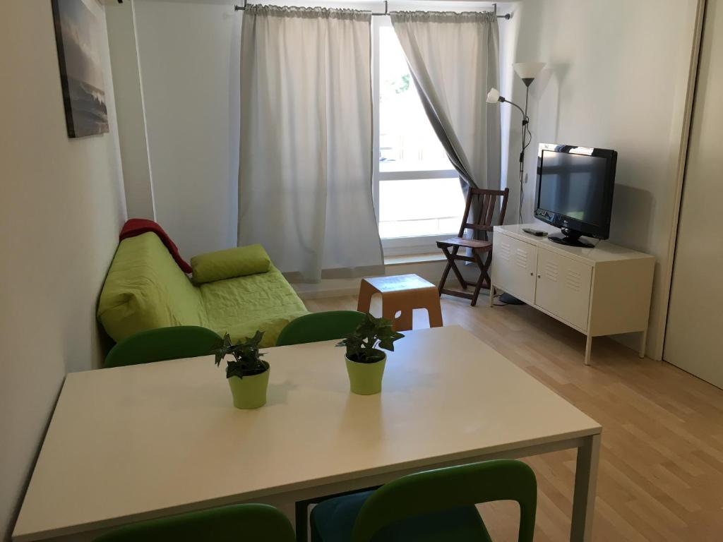 Televízia a/alebo spoločenská miestnosť v ubytovaní Apartaments Muntaner I