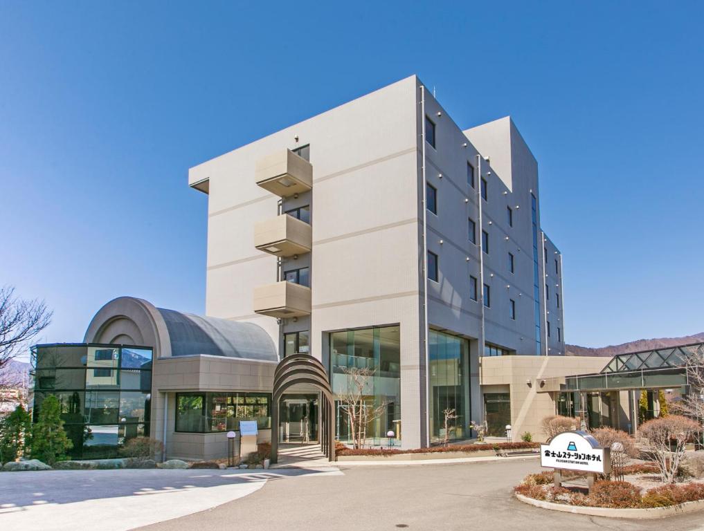 een weergave van de voorkant van een gebouw bij Fujisan Station Hotel in Fujiyoshida