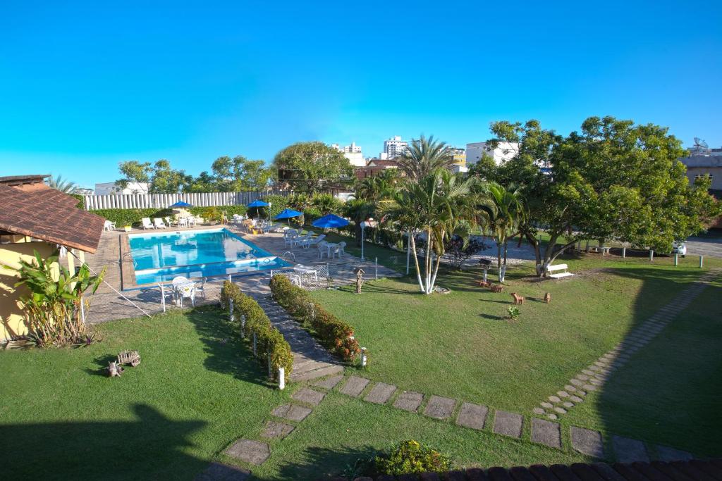 an aerial view of a resort with a swimming pool at Hotel Pousada Caminho da Praia in Guarapari