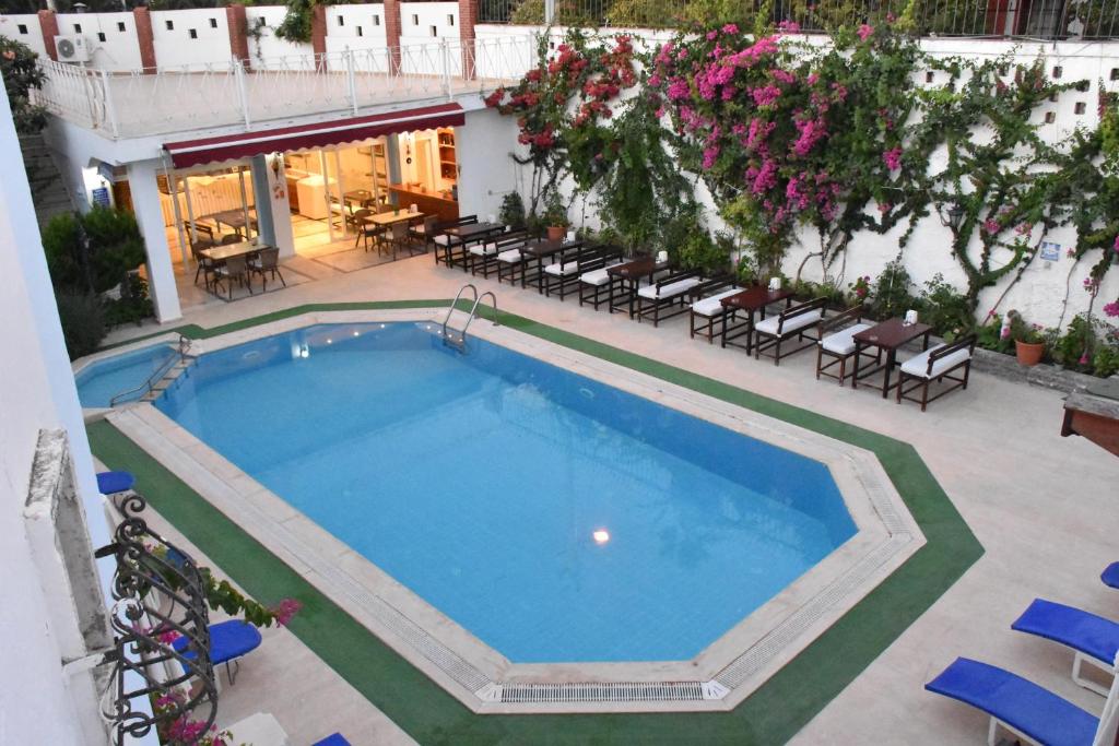 widok na basen w budynku w obiekcie Seckin Best Hotel w Bodrum