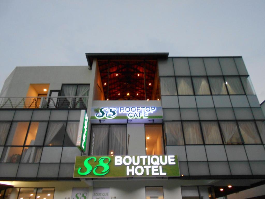 un edificio con un cartel para un hotel boutique en S8 Boutique Hotel near KLIA 1 & KLIA 2 en Sepang