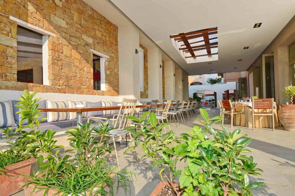 Restaurace v ubytování Hotel Evilion Sea And Sun