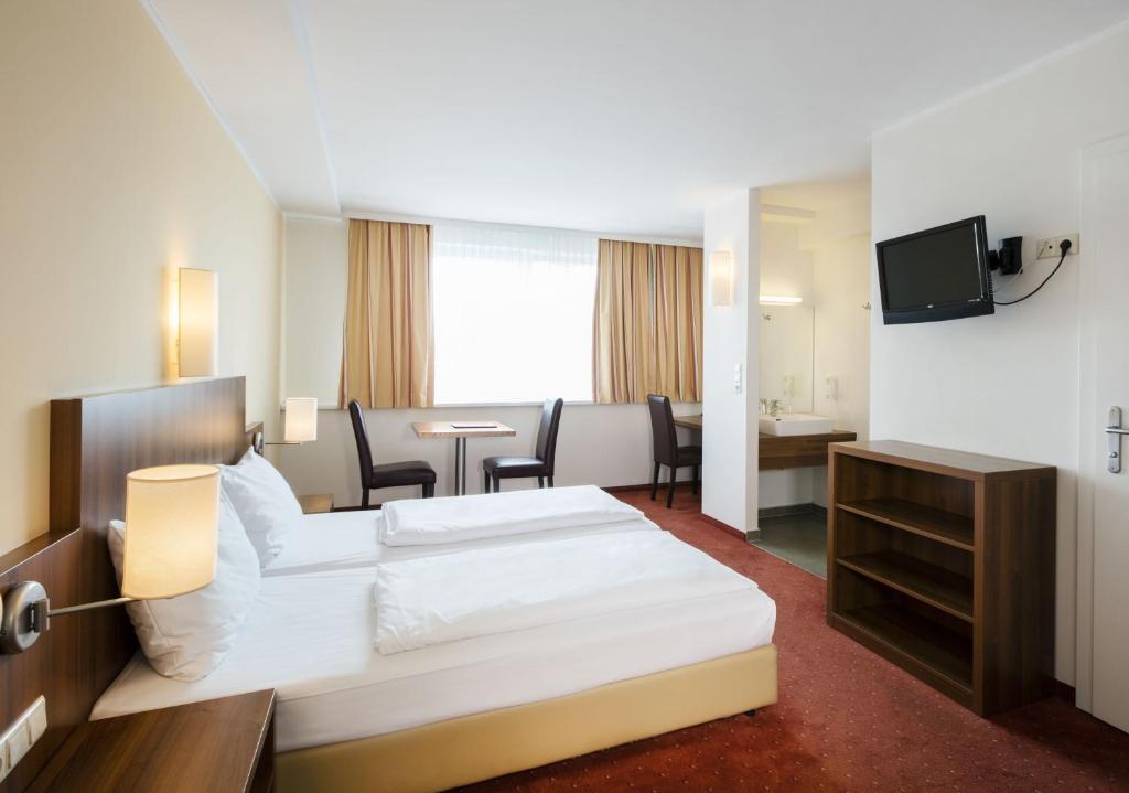 TV a/nebo společenská místnost v ubytování Hahn Hotel Vienna