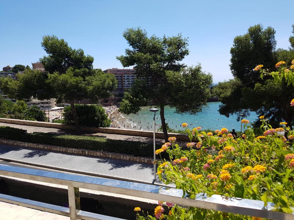 - une vue sur un parc fleuri et une étendue d'eau dans l'établissement Apartamento Playa Capellans - Gran terraza, à Salou