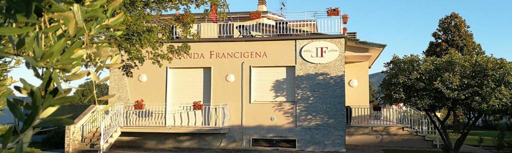 Un edificio con un orologio sopra. di La Locanda Francigena a Lucca