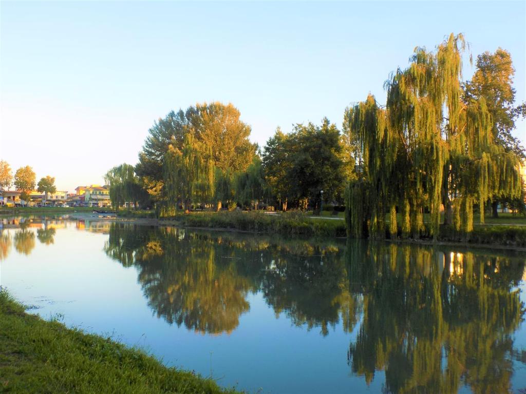 Výhled na řeku, která protéká v blízkosti hotelu