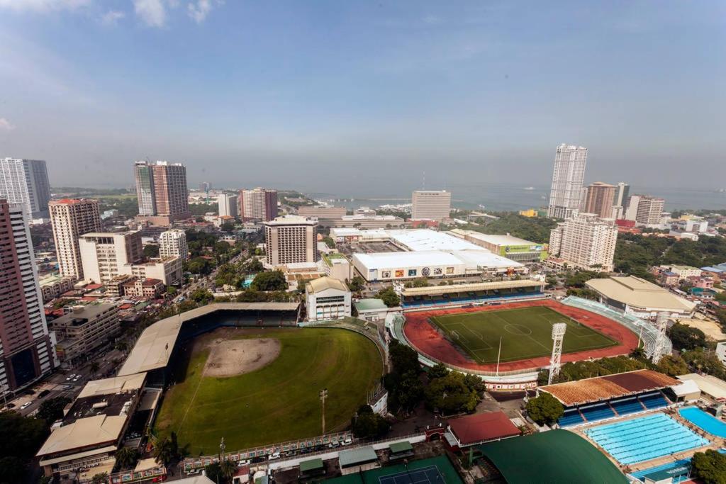 eine Luftansicht einer Stadt mit einem Baseballfeld in der Unterkunft Yong's Place at Vista Residences Taft in Manila