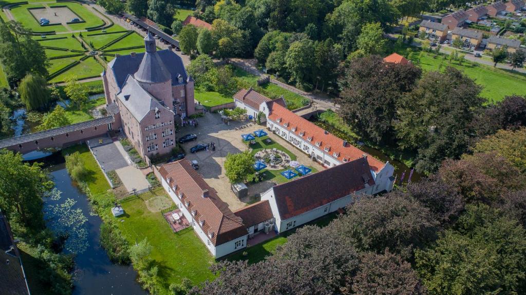 uma vista aérea de um grande edifício com uma igreja em Kasteel Aldenghoor em Haelen