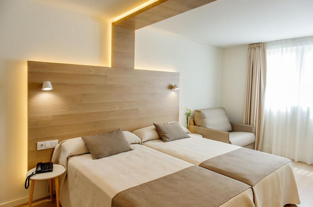 Postel nebo postele na pokoji v ubytování Hotel Carlos I