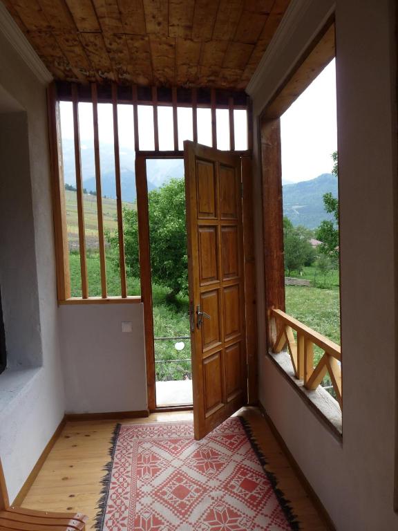 Vista general d'una muntanya o vistes d'una muntanya des de l'hostal o pensió
