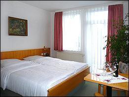 Postel nebo postele na pokoji v ubytování Gasthaus & Pension Zum Hirsch
