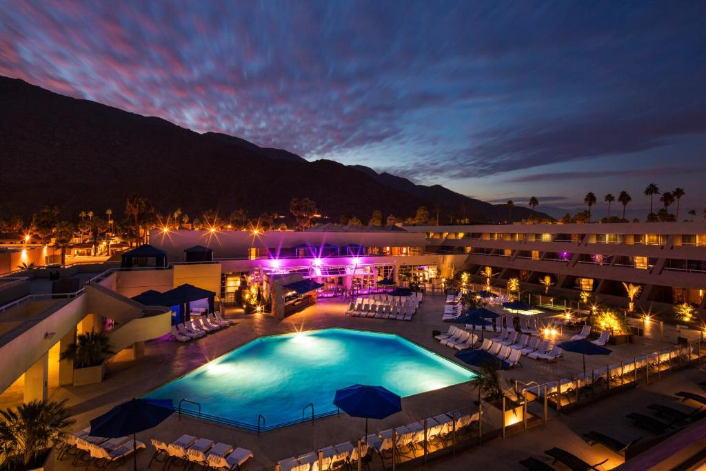 vista para a piscina num resort à noite em Hotel Zoso em Palm Springs