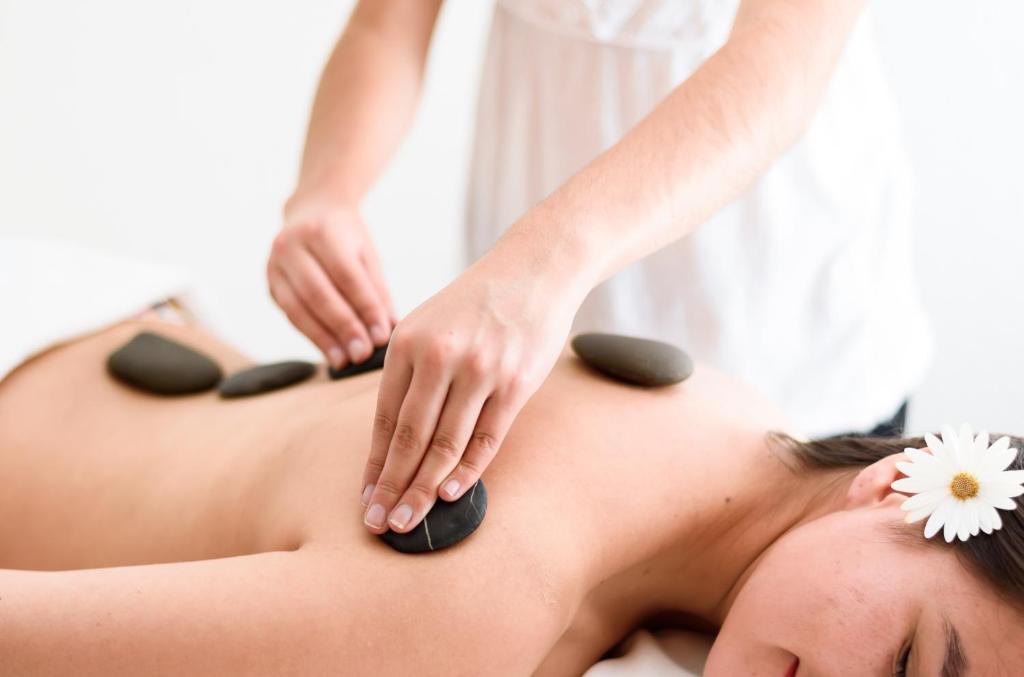 a woman getting a back massage at Hotel & Spa Villa Vergel in Ixtapan de la Sal