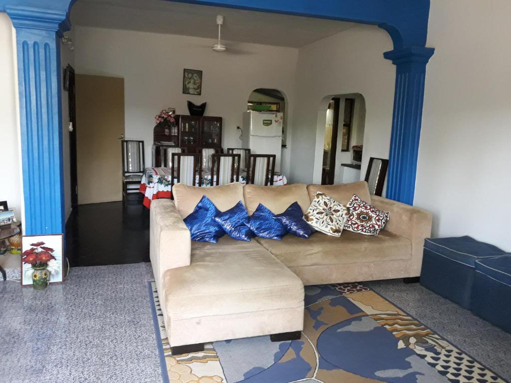 een woonkamer met een bank met kussens erop bij Nueva Alborada Lodging House in Fernando de la Mora