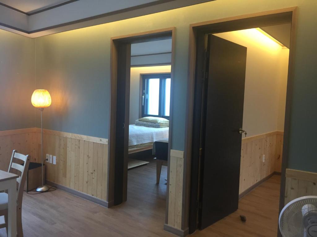 Postel nebo postele na pokoji v ubytování Guest House Dalggume