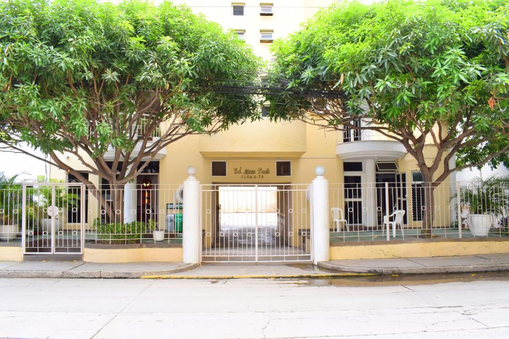 una valla frente a un edificio con árboles en Santa Marta Apartamentos Salazar - Maria Paula, en Santa Marta