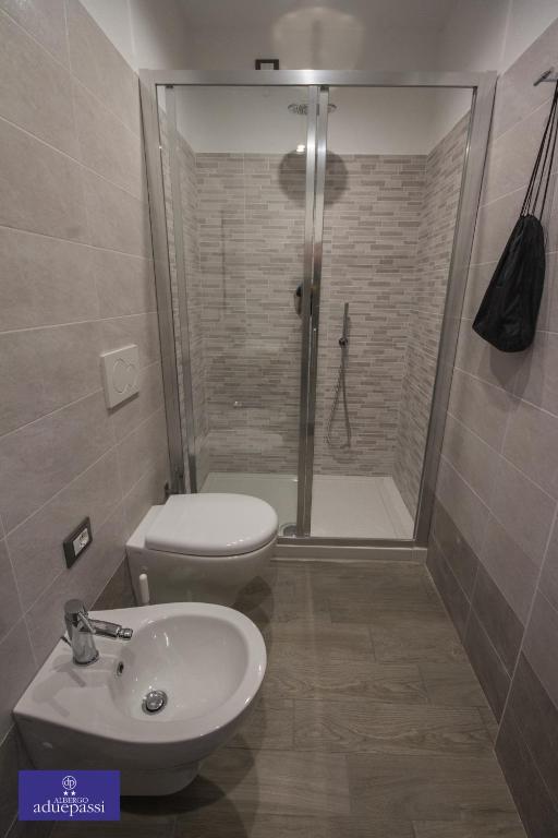 Łazienka w obiekcie Albergo Aduepassi & Servizio Bike Shuttle