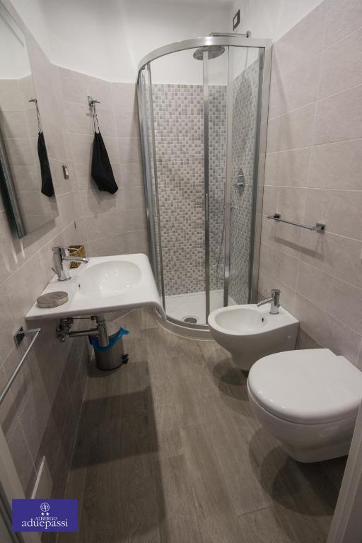Łazienka w obiekcie Albergo Aduepassi & Servizio Bike Shuttle