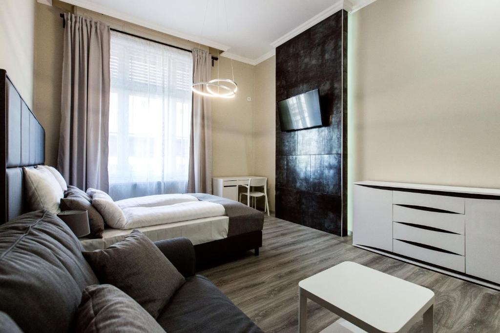 Postel nebo postele na pokoji v ubytování A Golden Star Modern Luxury Apartments and Rooms Budapest