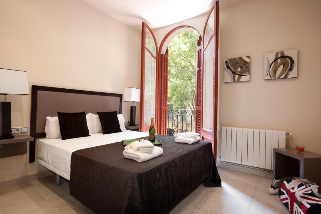 バルセロナにあるAlcam Borrell Bigのベッドルーム1室(タオル付)