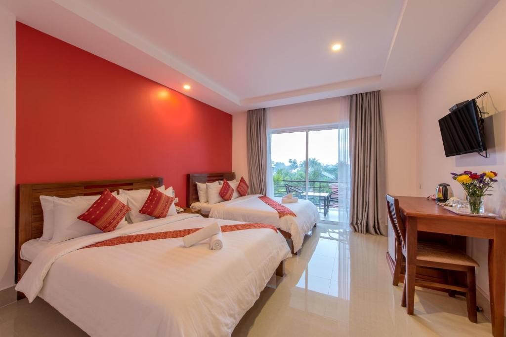 Postel nebo postele na pokoji v ubytování Golden Citadel Hotel Siem Reap