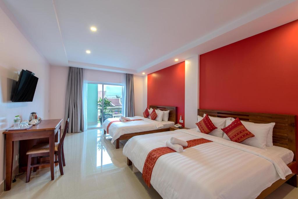 Postel nebo postele na pokoji v ubytování Golden Citadel Hotel Siem Reap