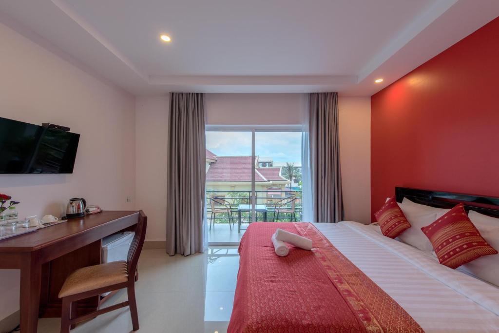 Postel nebo postele na pokoji v ubytování Golden Citadel Hotel Siem Reap