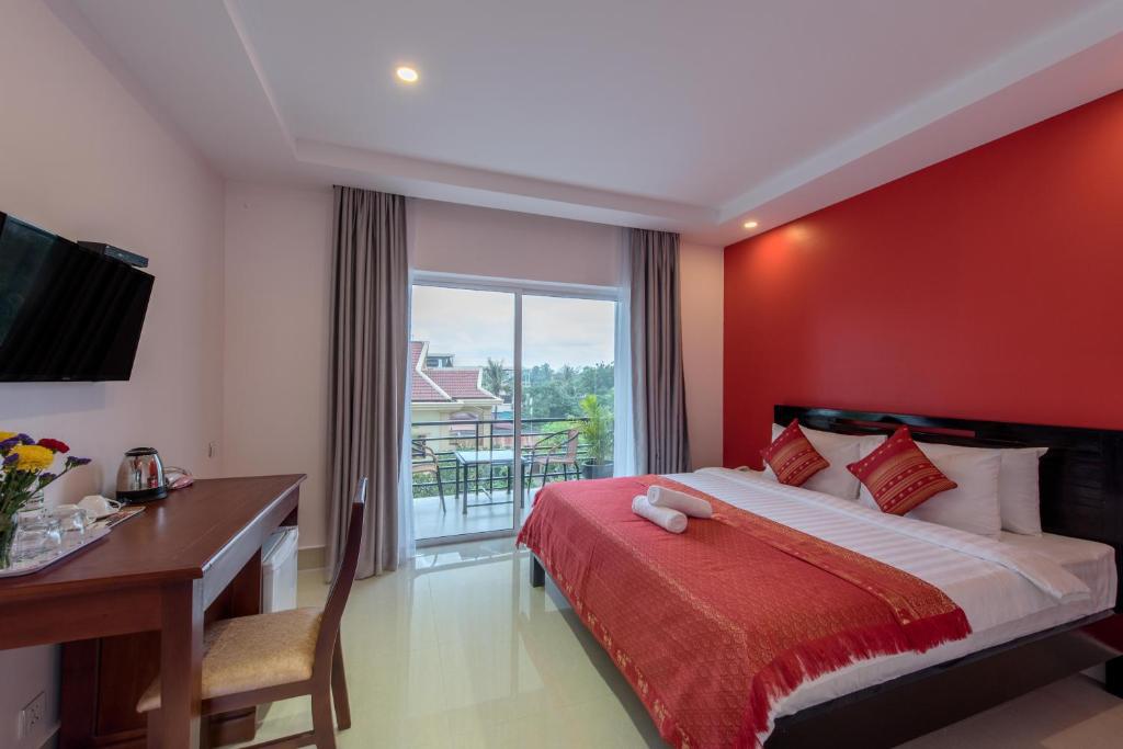 Postel nebo postele na pokoji v ubytování Golden Citadel Hotel Siem Reap