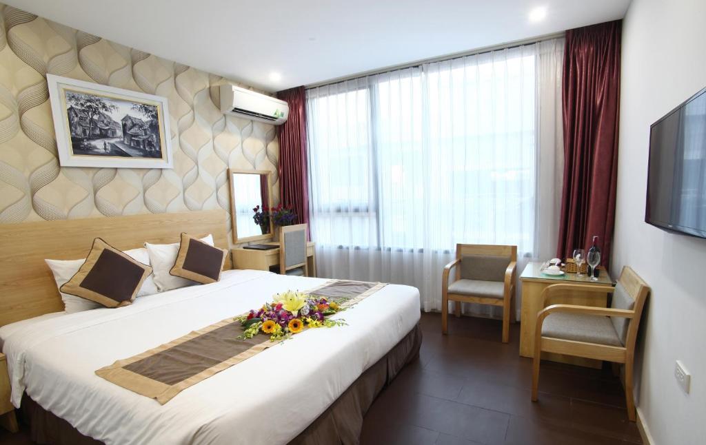Postel nebo postele na pokoji v ubytování Blue Pearl Hanoi Hotel