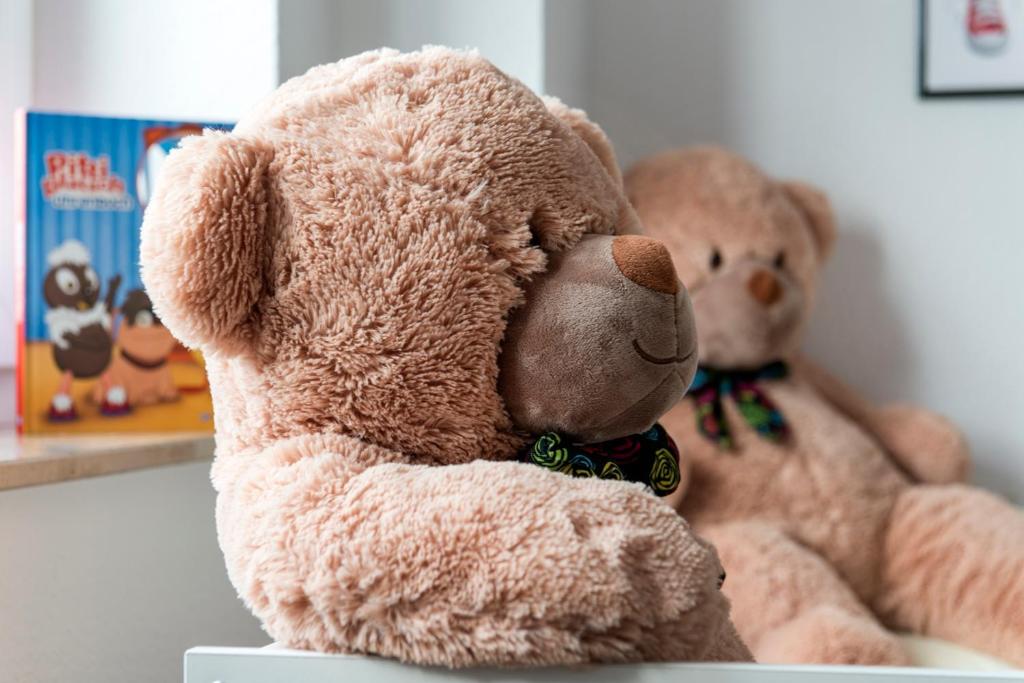 two teddy bears are sitting next to each other at Café & mehr in Halle an der Saale