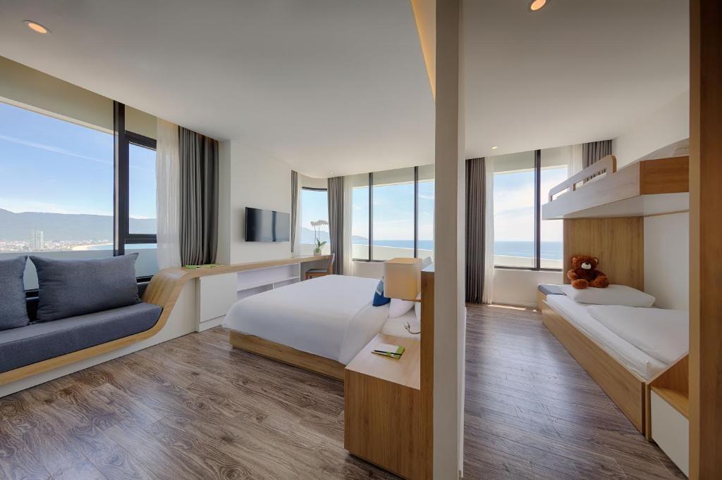 Ein Bett oder Betten in einem Zimmer der Unterkunft Belle Maison Parosand Da Nang Hotel -managed by H&K Hospitality