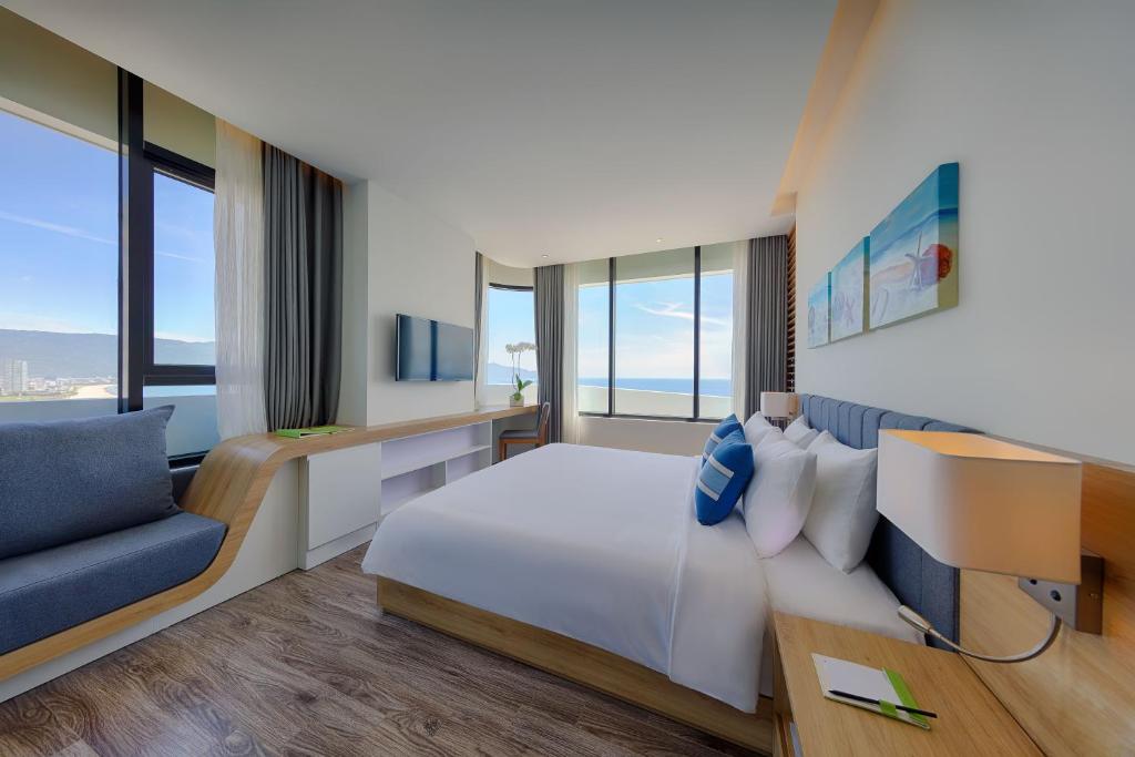 Ein Bett oder Betten in einem Zimmer der Unterkunft Belle Maison Parosand Da Nang Hotel -managed by H&K Hospitality