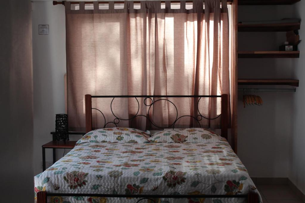 Un pat sau paturi într-o cameră la Whynot Mauritius