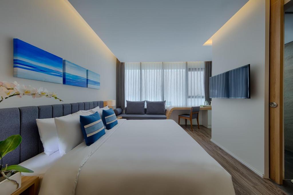 Ein Bett oder Betten in einem Zimmer der Unterkunft Belle Maison Parosand Da Nang Hotel -managed by H&K Hospitality